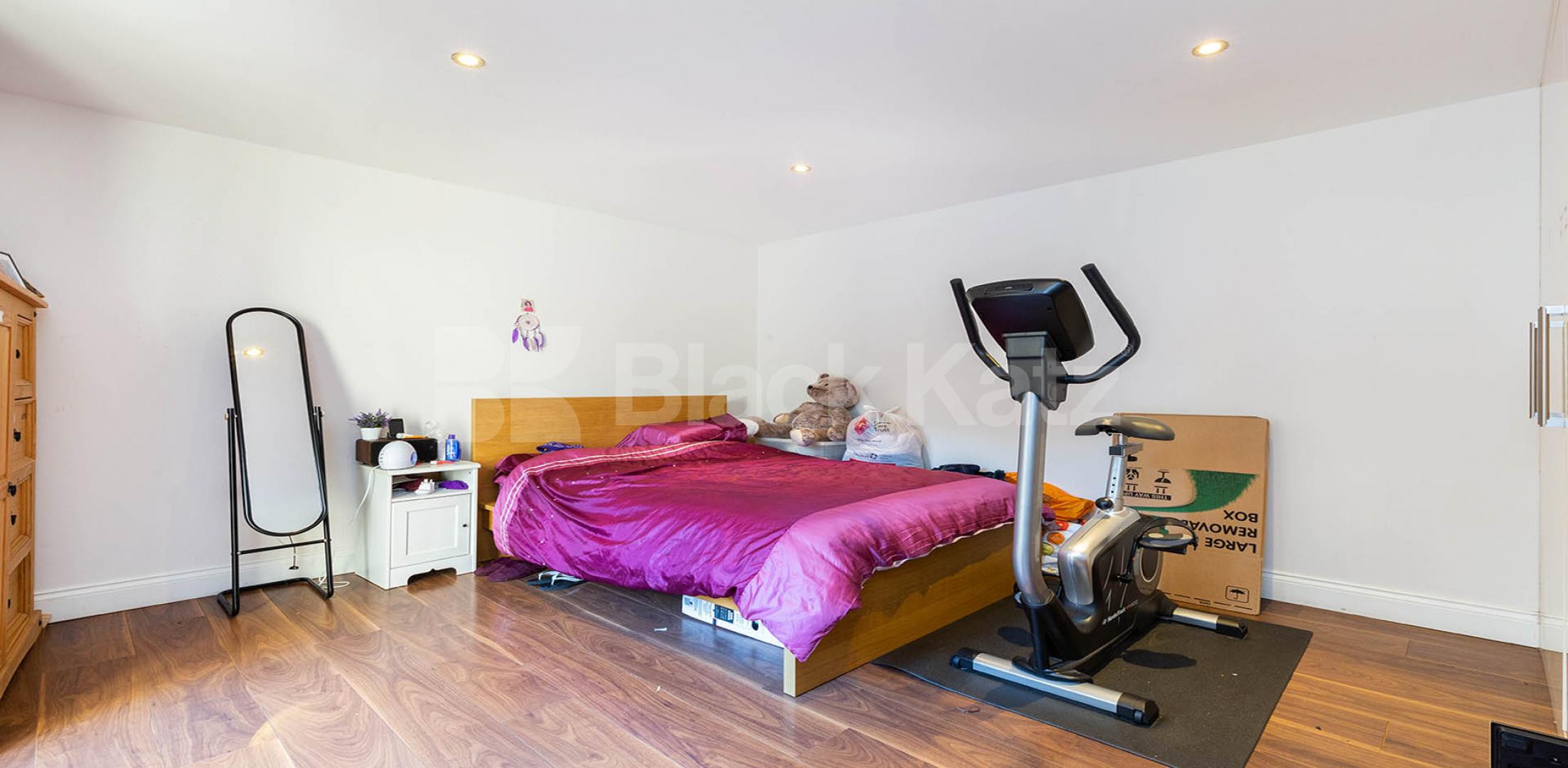 			3 Bedroom, 2 bath, 1 reception Apartment			 Huguenot Drive, Palmers Green